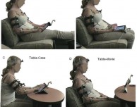 Gli utenti di tablet assumono posture scorrette mentre utilizzano il proprio dispositivo