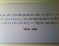Steve Jobs viene ricordato con immagini e poster nel Campus Apple