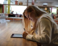 Scrivere con la penna (anche elettronica) stimola di più il cervello
